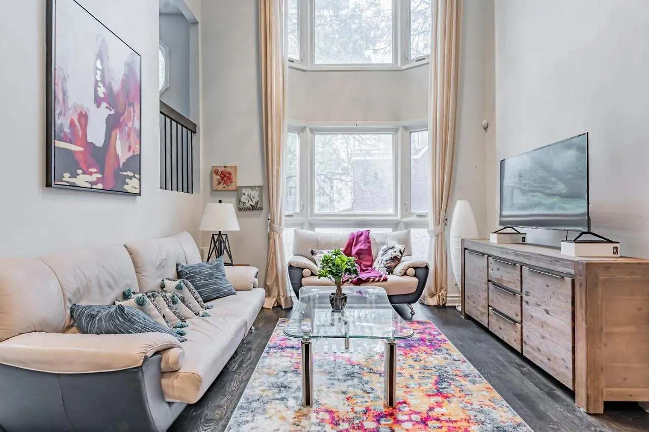 Beautiful Property In Downtown Core Close To Subway Station! Toronto 0*,  Canada