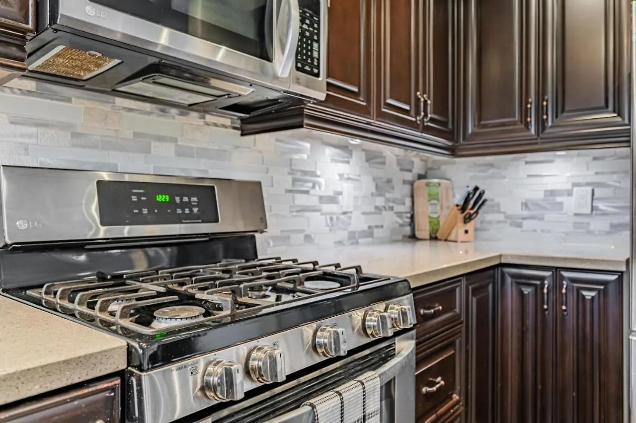 Beautiful Property In Downtown Core Close To Subway Station! Toronto Canada