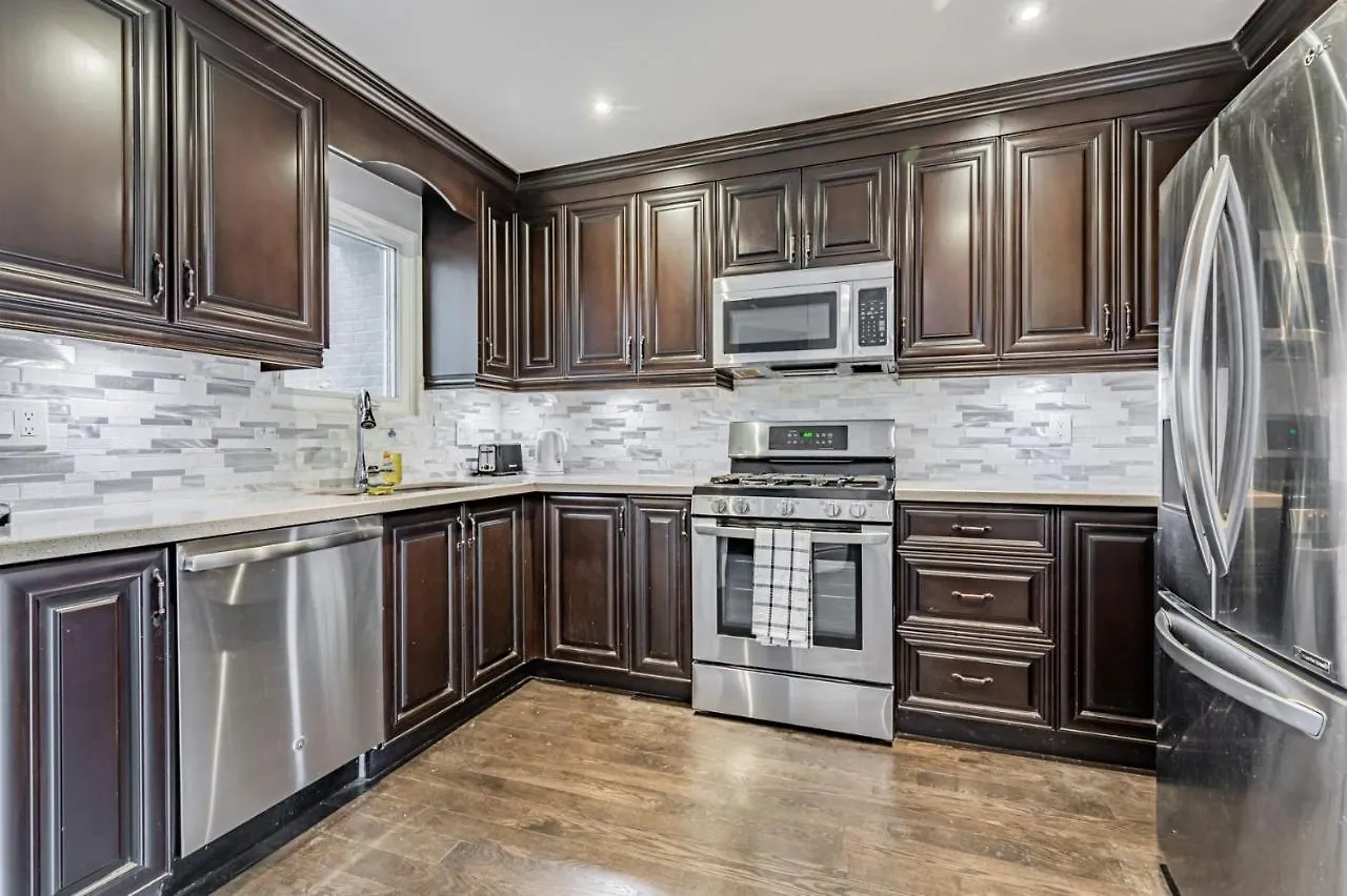 Beautiful Property In Downtown Core Close To Subway Station! Toronto Apartment