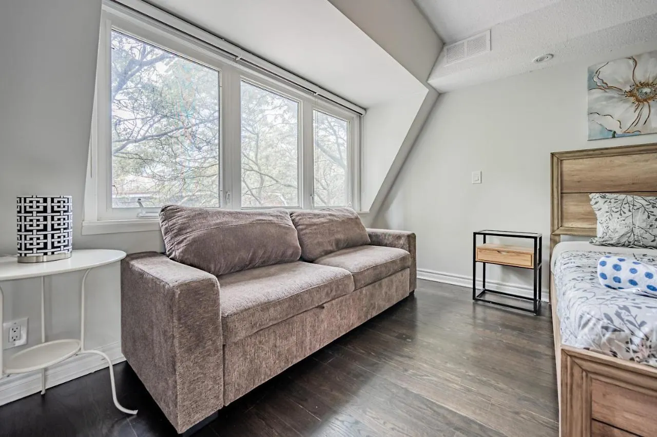 Beautiful Property In Downtown Core Close To Subway Station! Toronto Apartment