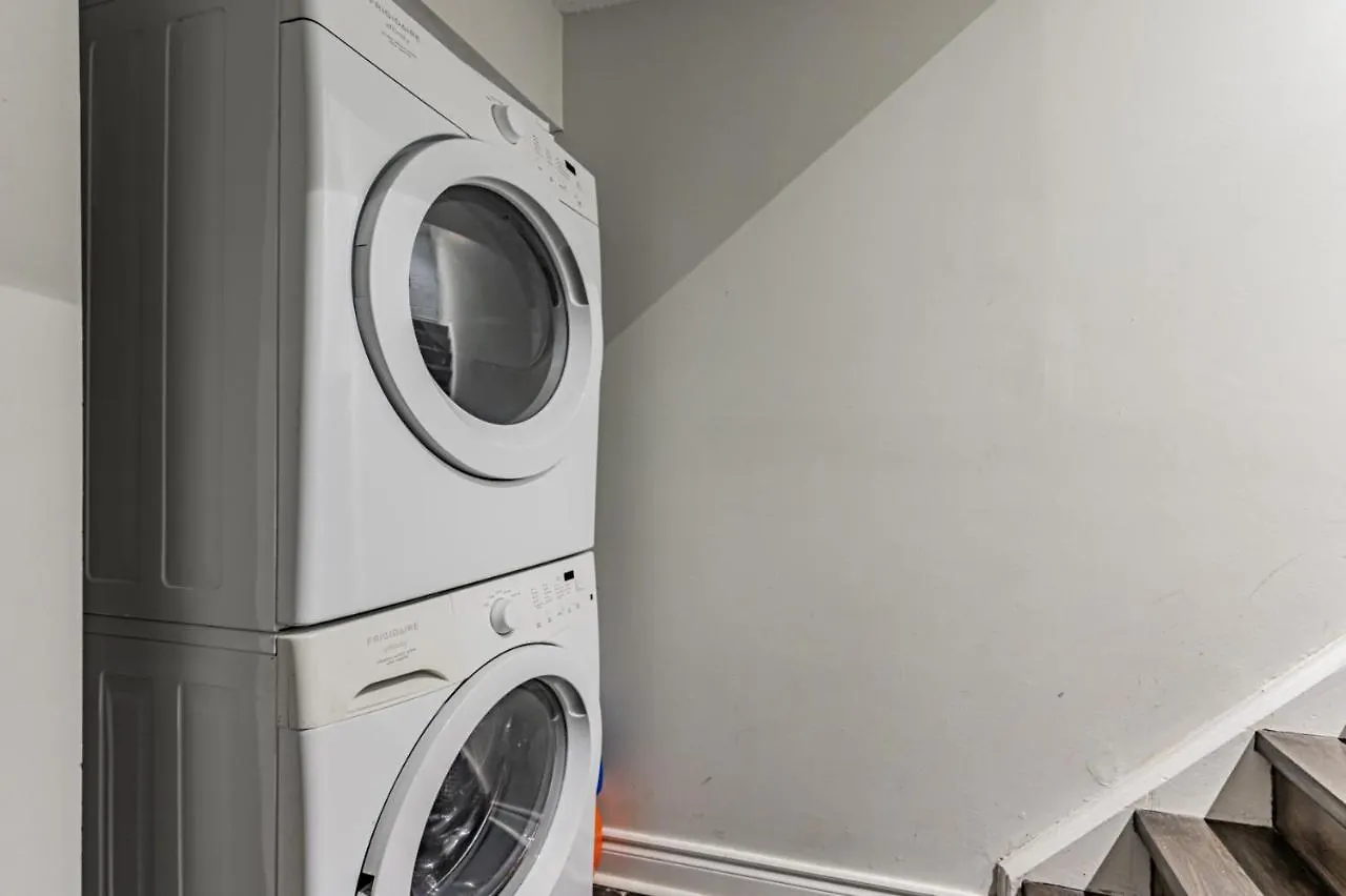 Apartment Beautiful Property In Downtown Core Close To Subway Station! Toronto Canada