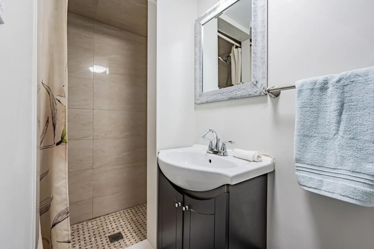 Beautiful Property In Downtown Core Close To Subway Station! Toronto 0*,