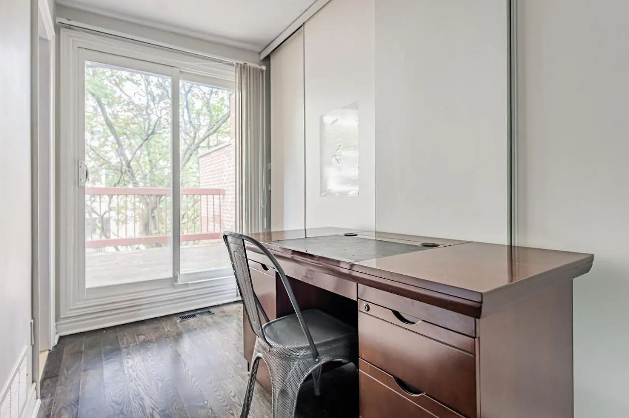 Beautiful Property In Downtown Core Close To Subway Station! Toronto Apartment