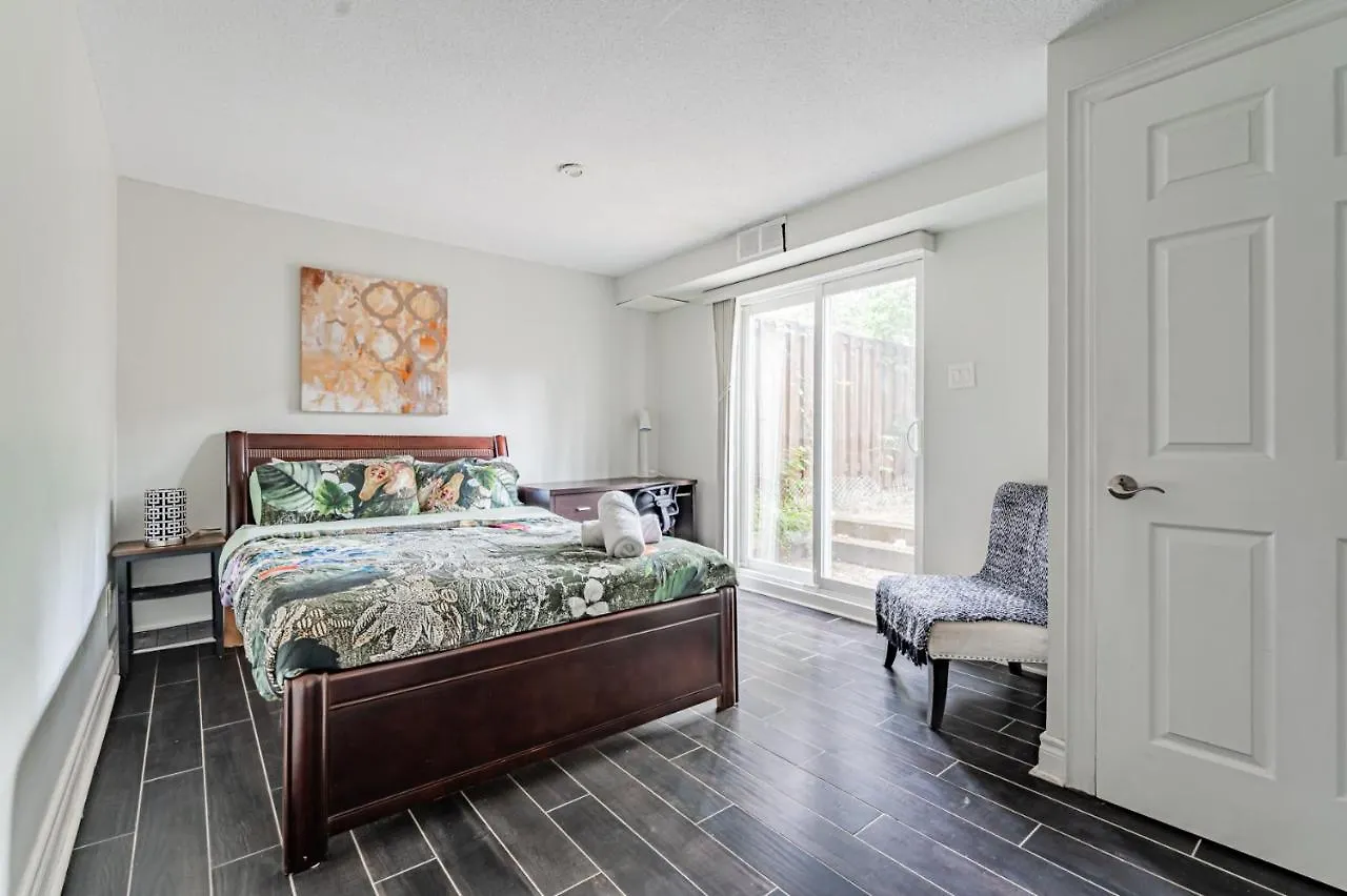 Beautiful Property In Downtown Core Close To Subway Station! Toronto Canada