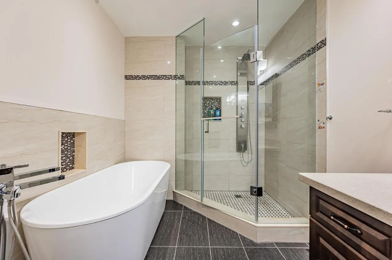 Beautiful Property In Downtown Core Close To Subway Station! Toronto 0*,  Canada