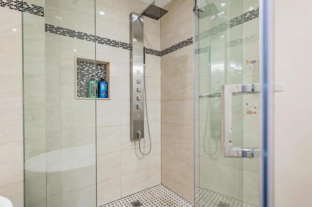 Beautiful Property In Downtown Core Close To Subway Station! Toronto Apartment