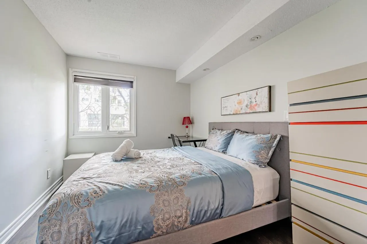 Beautiful Property In Downtown Core Close To Subway Station! Toronto Apartment