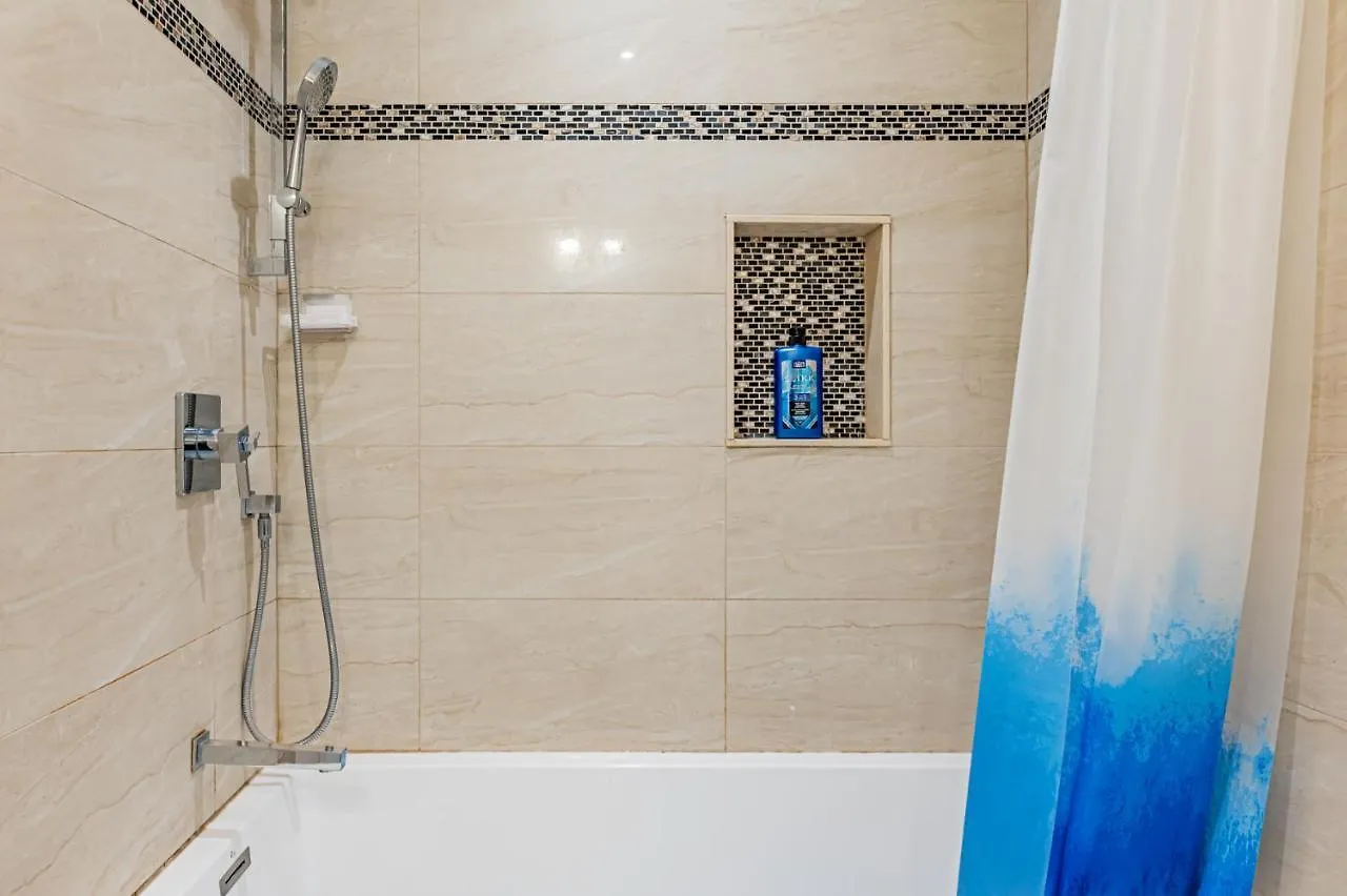 Apartment Beautiful Property In Downtown Core Close To Subway Station! Toronto